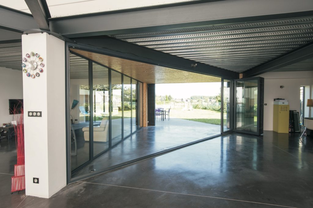 Reynaers CF68 folding doors in a modern large house