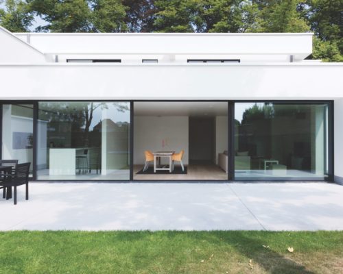 reynaers cp130 sliding doors in a modern villa
